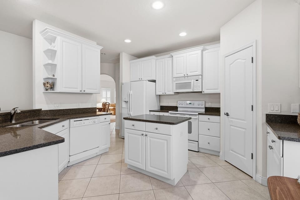 House, Multiple Beds (Palm Haven) | Private kitchen | Oven, toaster