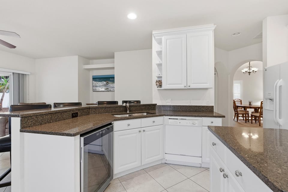 House, Multiple Beds (Palm Haven) | Private kitchen | Oven, toaster