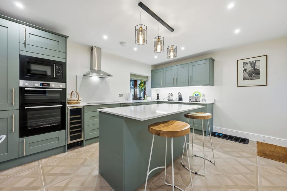 Cottage | Private kitchen | Dishwasher, cookware/dishes/utensils