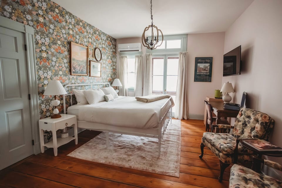 Standard Double Room, 1 King Bed | Individually decorated, individually furnished, blackout drapes