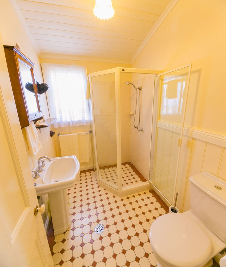 Deluxe Double Room (New York) | Bathroom | Shower, designer toiletries, hair dryer, towels