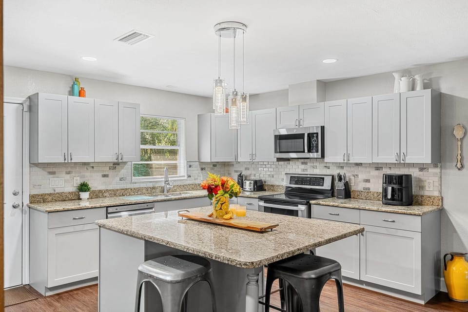 House (3 Bedrooms) | Private kitchen | Fridge, microwave, oven, stovetop