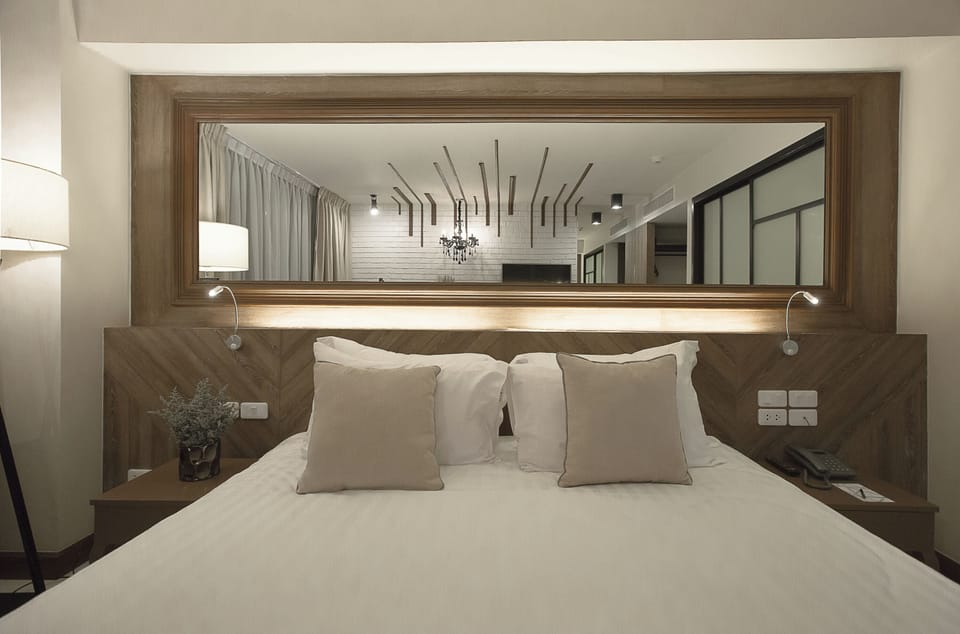 Surrealist Art Bath Lover | In-room safe, desk, blackout drapes, soundproofing