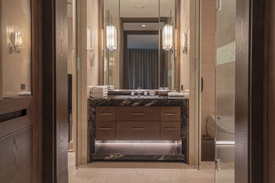 Park Suite A | Bathroom | Free toiletries, hair dryer, bathrobes, slippers