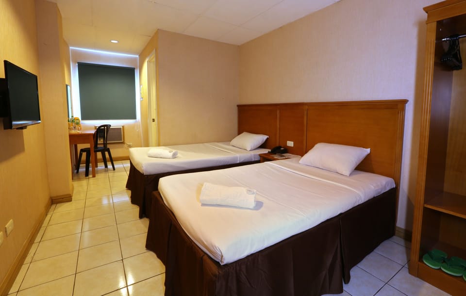 Signature Room, 2 Twin Beds, Non Smoking | In-room safe, desk, WiFi (free)