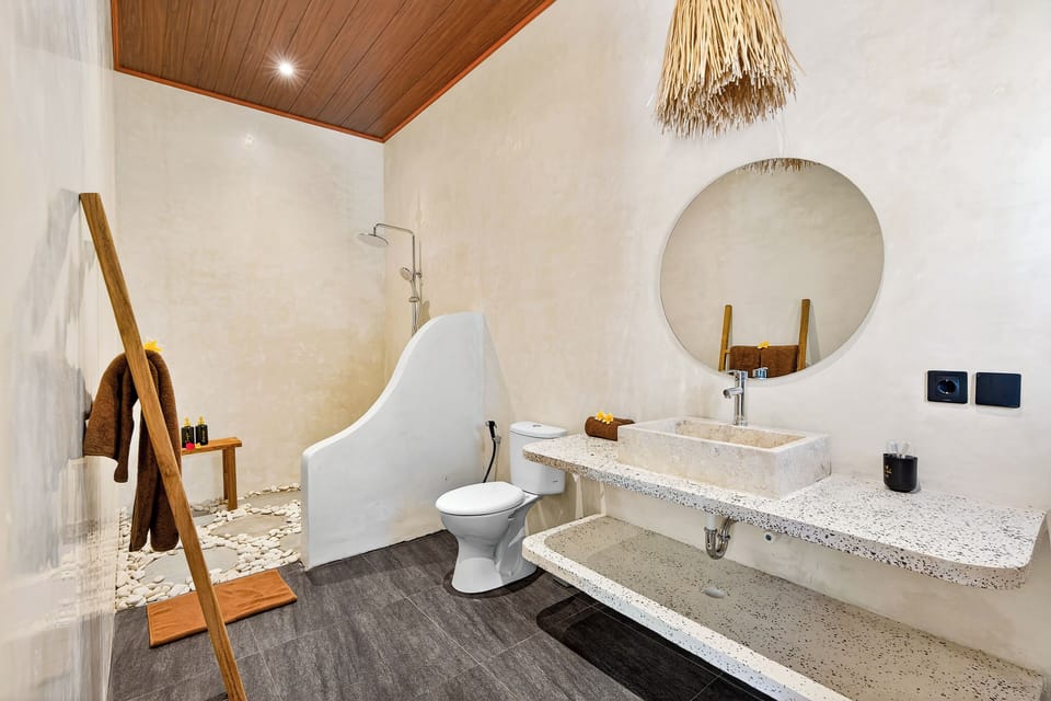 Deluxe Triple Room | Bathroom | Shower, free toiletries, slippers, bidet