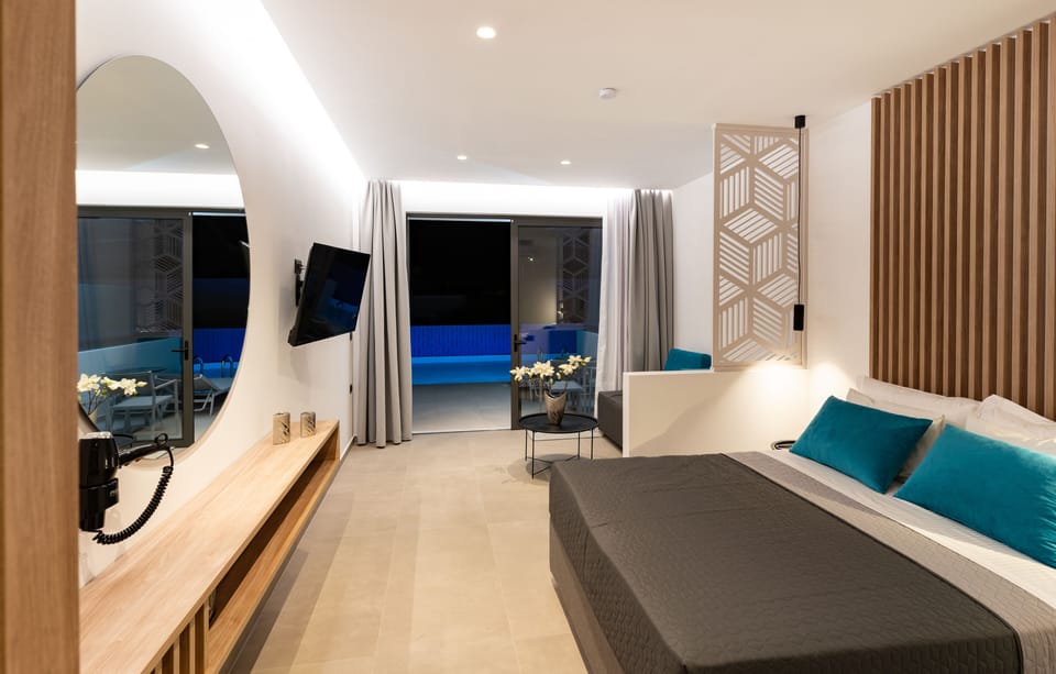 Suite, Private Pool, Pool View | In-room safe, desk, soundproofing, WiFi (free)