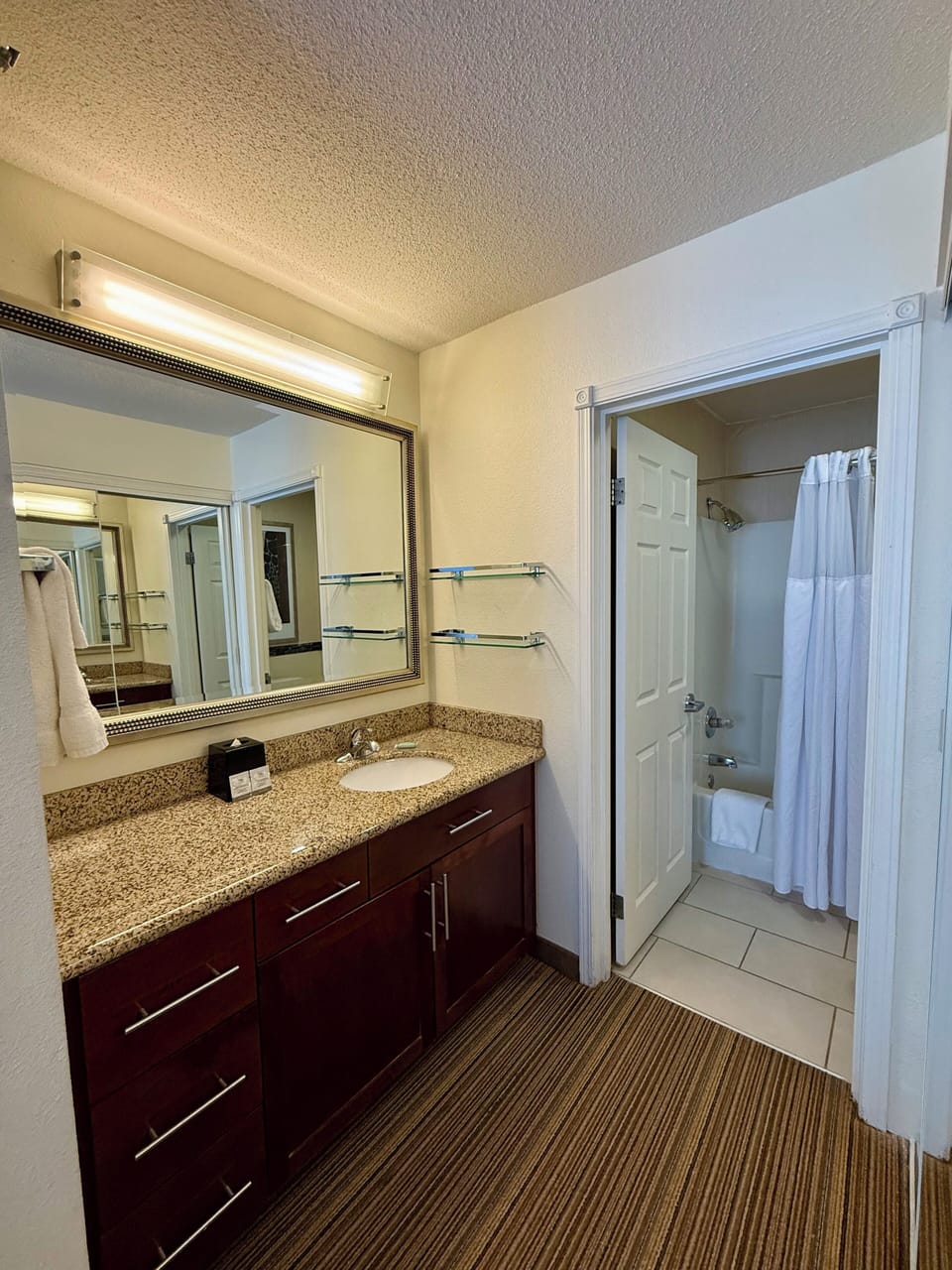 Combined shower/tub, hair dryer, towels