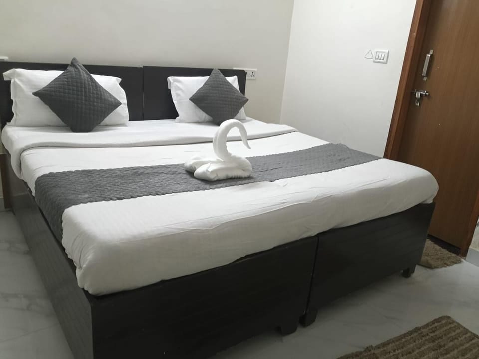 Family Room, City View | Desk, free WiFi