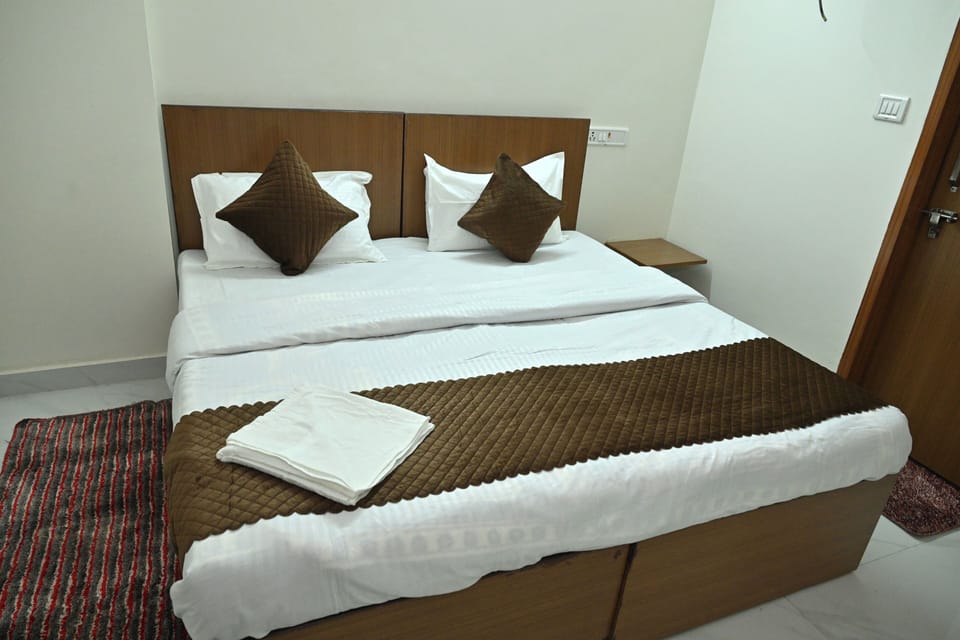 Standard Room, City View | Desk, free WiFi