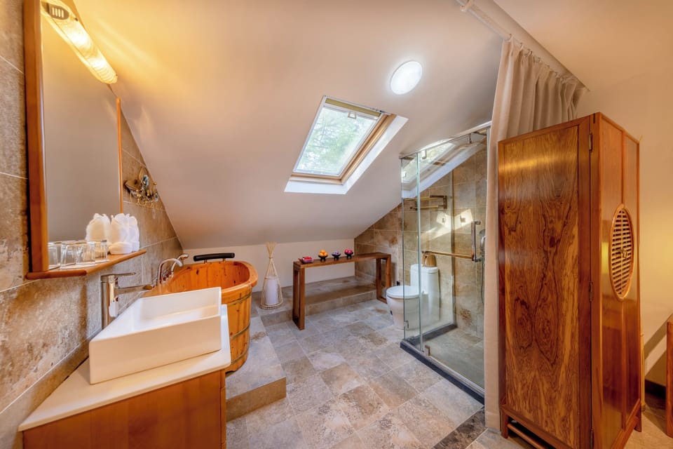 Deluxe Double Room, Courtyard View | Bathroom | Separate tub and shower, hair dryer, slippers, towels