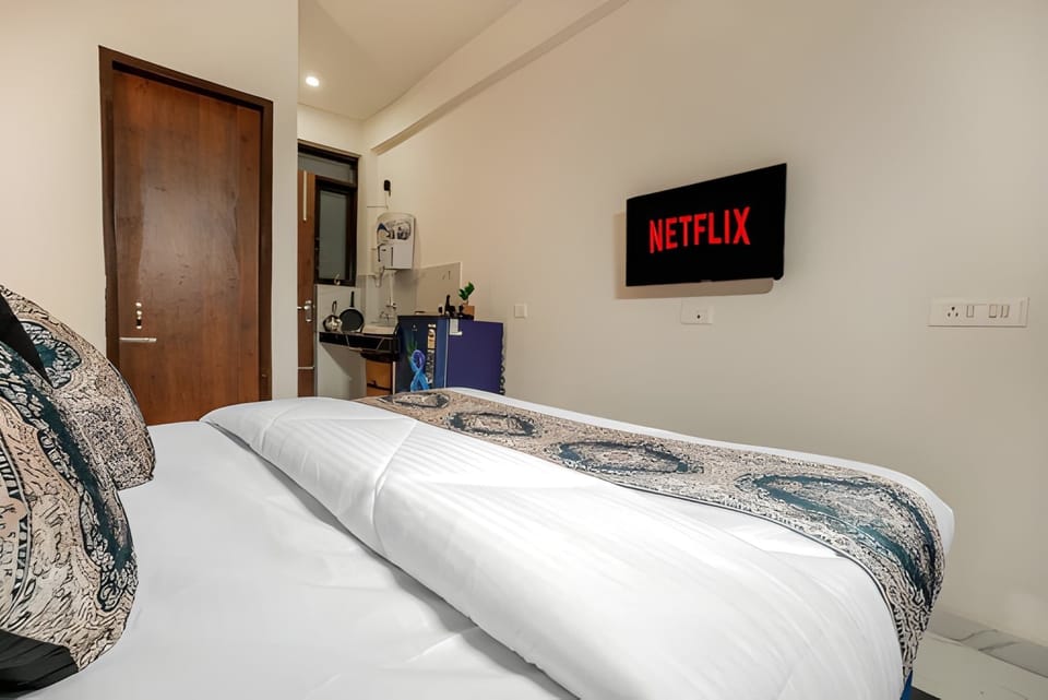 Deluxe Room | Desk, free WiFi