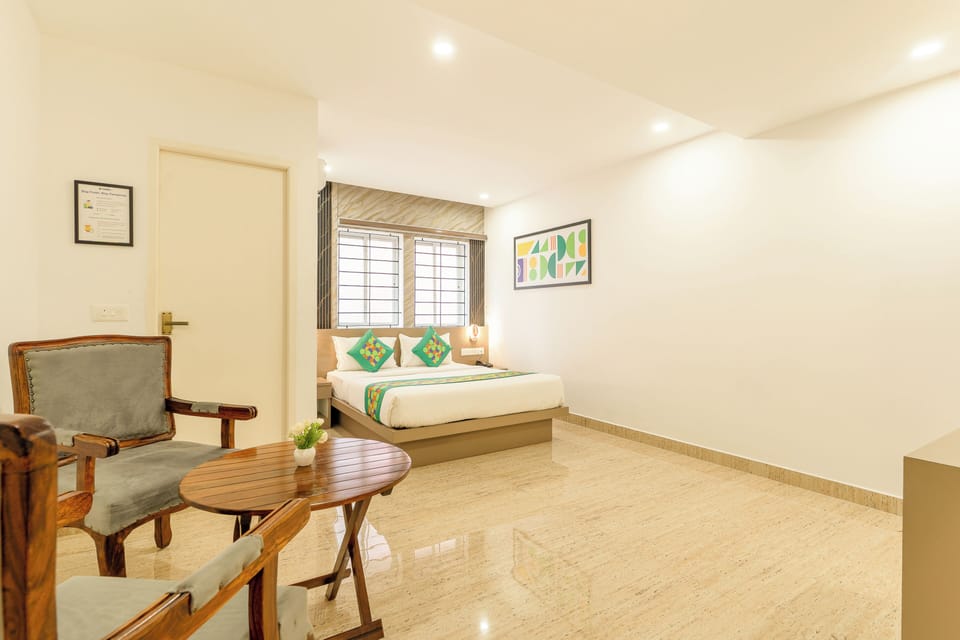 Deluxe Double Room | Desk