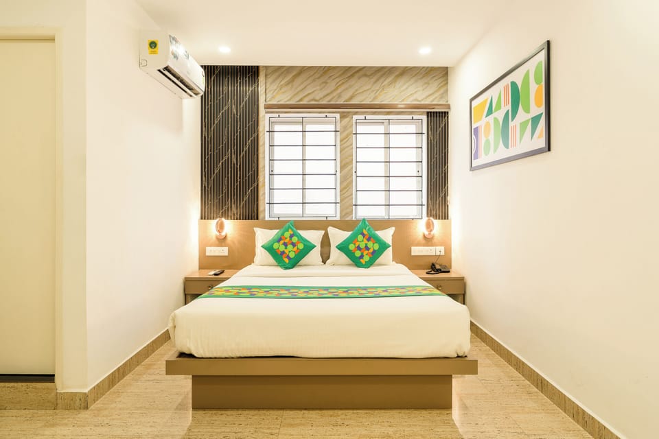Deluxe Double Room | Desk