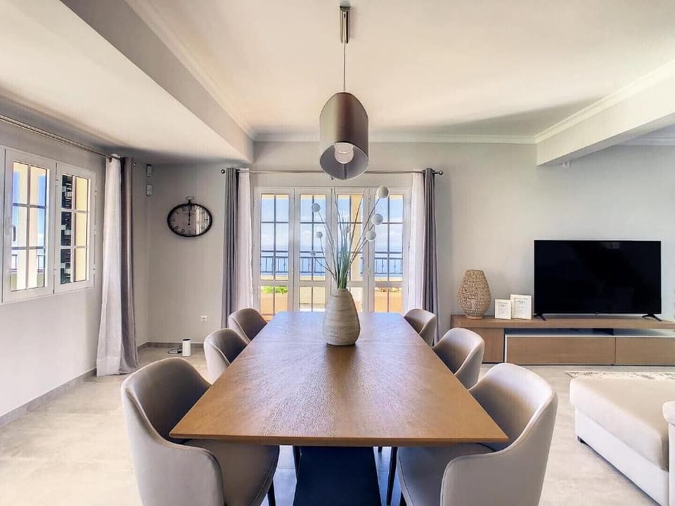 House | 4 bedrooms, desk