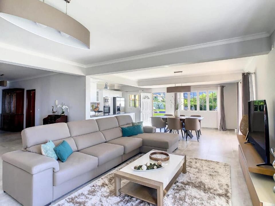 House | 4 bedrooms, desk