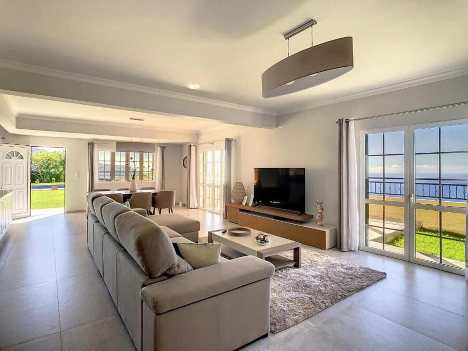 House | 4 bedrooms, desk
