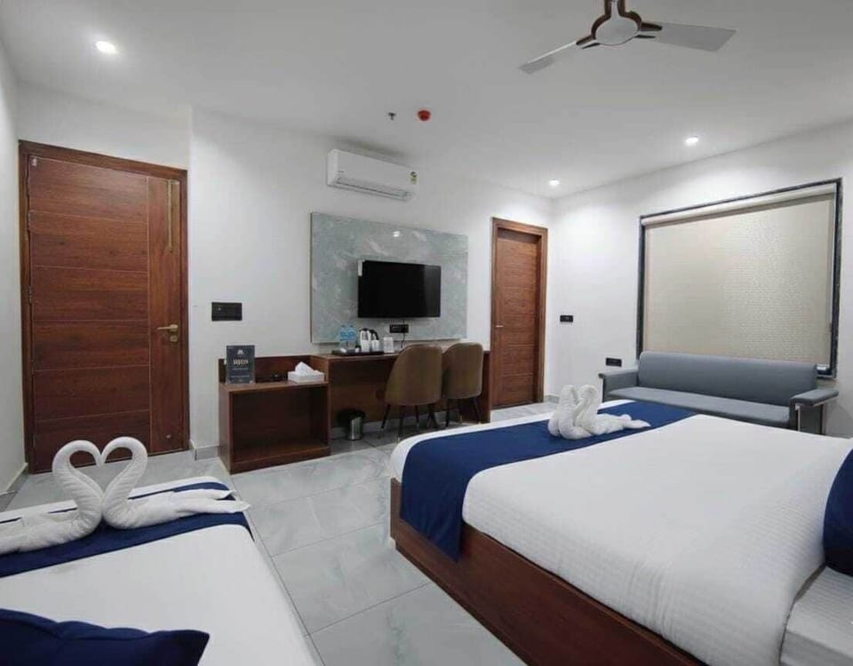 Luxury Twin Room, Park View | Desk, laptop workspace, WiFi (free)