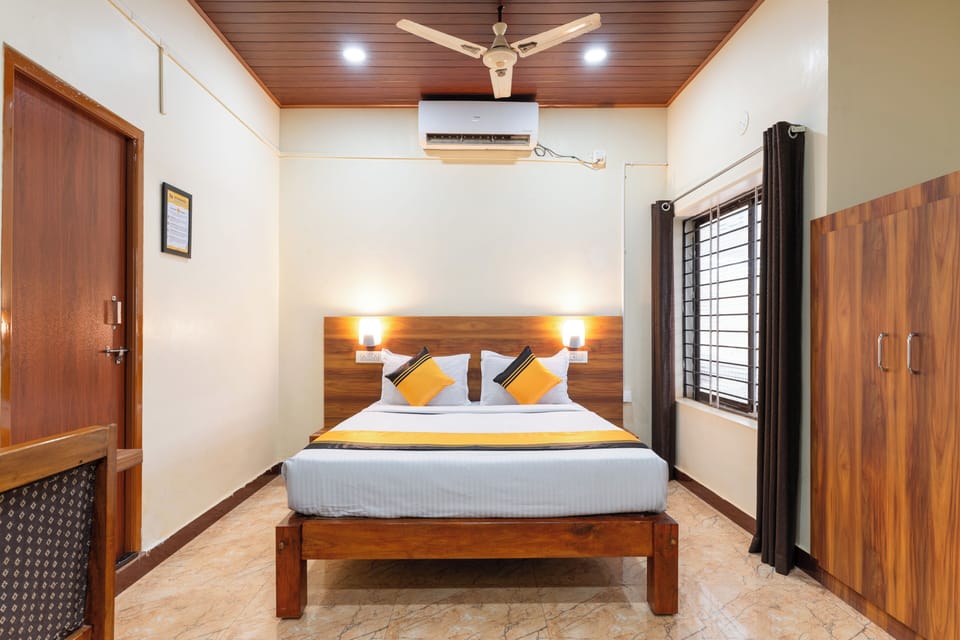 Deluxe Double Room | Desk, iron/ironing board