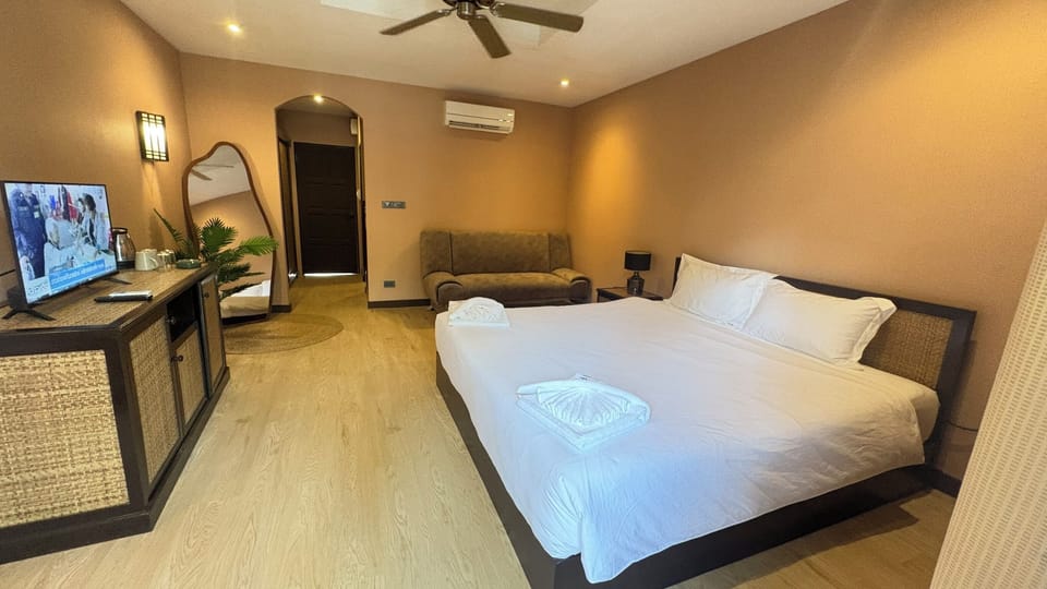 Premier Deluxe, Pool View | Free WiFi