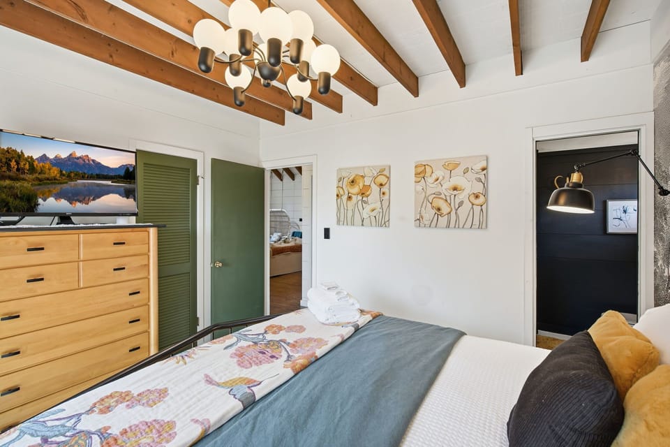 Cabin, Multiple Beds, Patio, Mountain View (Heavenly Hideaway) | 3 bedrooms, individually decorated, individually furnished, bed sheets