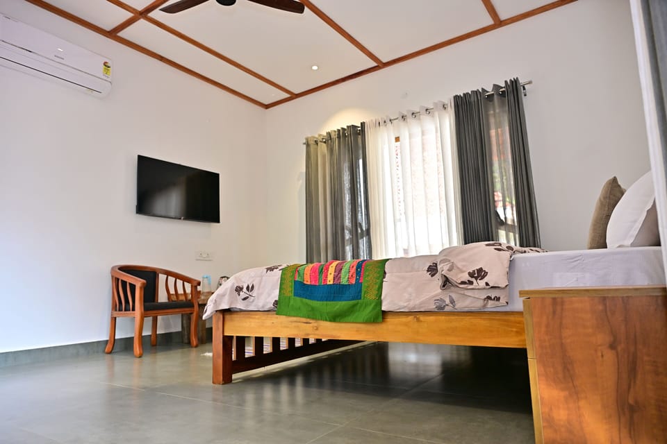Luxury Cottage, Garden View | Desk, laptop workspace, free WiFi