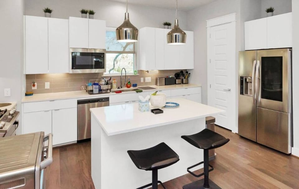Classic Room, City View | Private kitchen | Shared fridge, microwave, spices, freezer