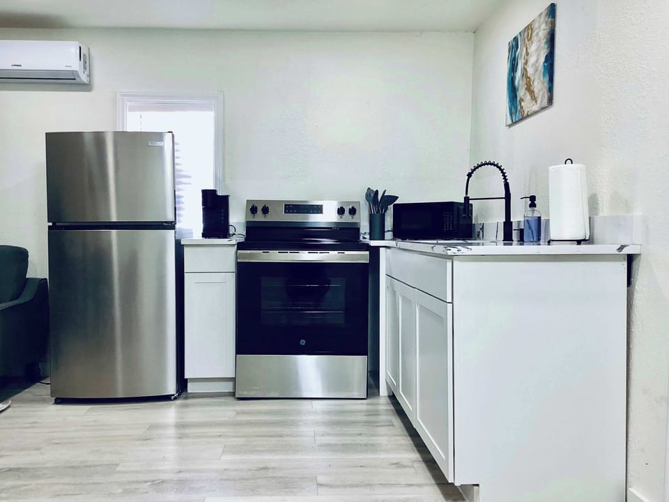 House, Multiple Beds, Patio, Garden View (Boardwalk Bungalow) | Private kitchen