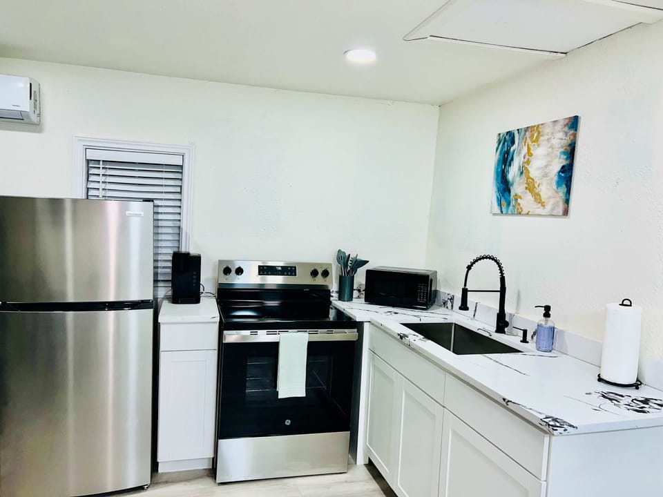 House, 1 King Bed with Sofa bed, Kitchen, Garden View (Boardwalk Bungalow 2) | Private kitchen