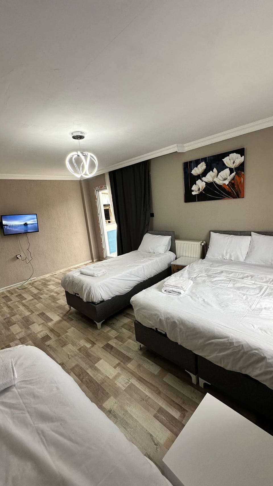 Family Room | Laptop workspace, free WiFi