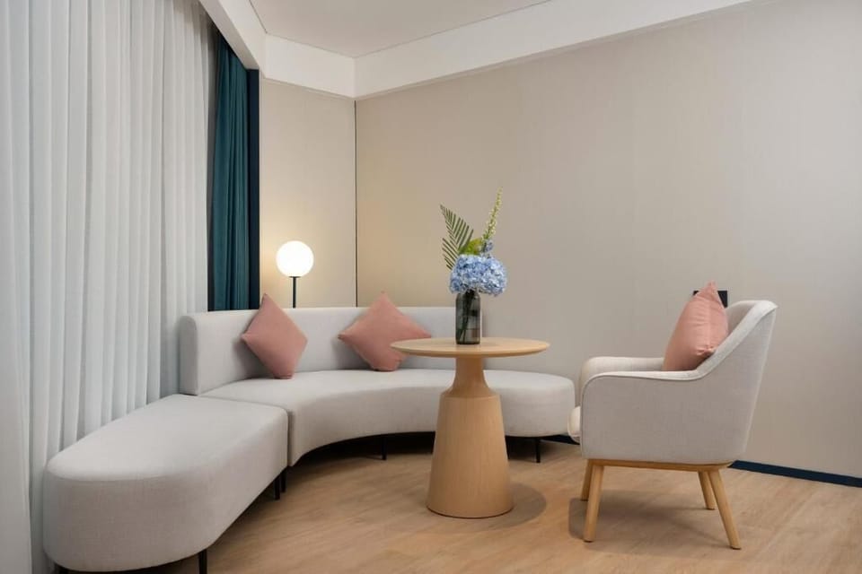 Executive Suite, 1 Bedroom, Housekeeping, City View | Interior