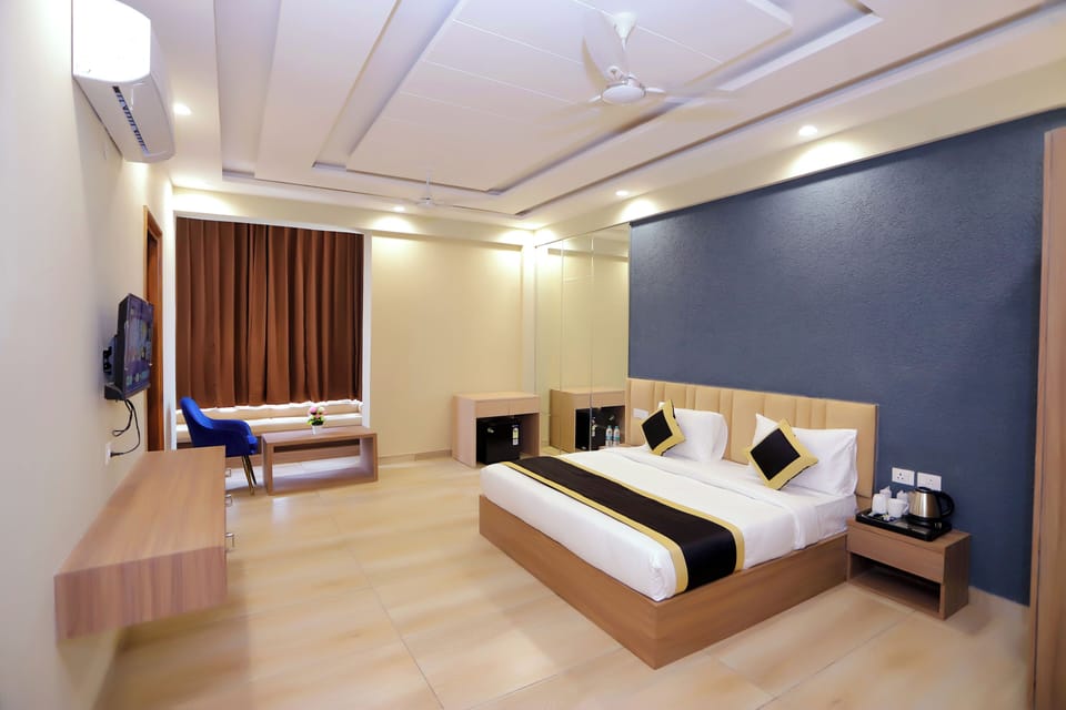 Luxury Suite, City View | Desk, laptop workspace, free WiFi