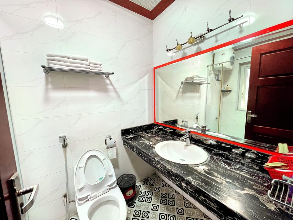 Standard Double Room | Bathroom | Towels, soap, shampoo, toilet paper