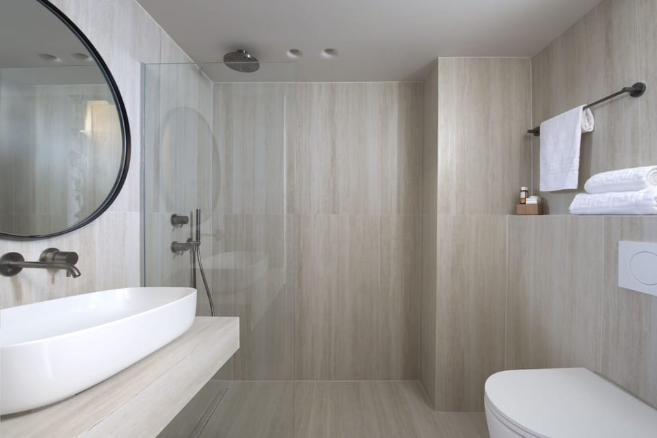 Standard Room | Bathroom | Separate tub and shower, free toiletries, hair dryer, slippers