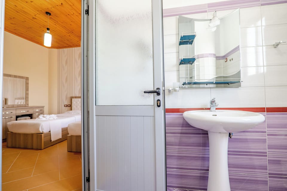 Twin Room | Bathroom | Free toiletries, hair dryer, bidet, towels