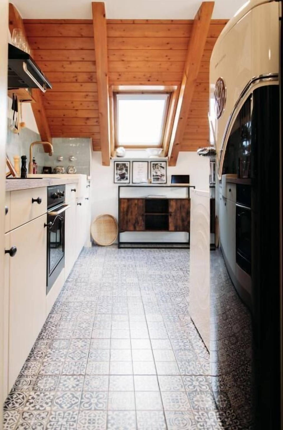 Deluxe Apartment, Balcony, Garden View | Private kitchen | Electric kettle, toaster, highchair