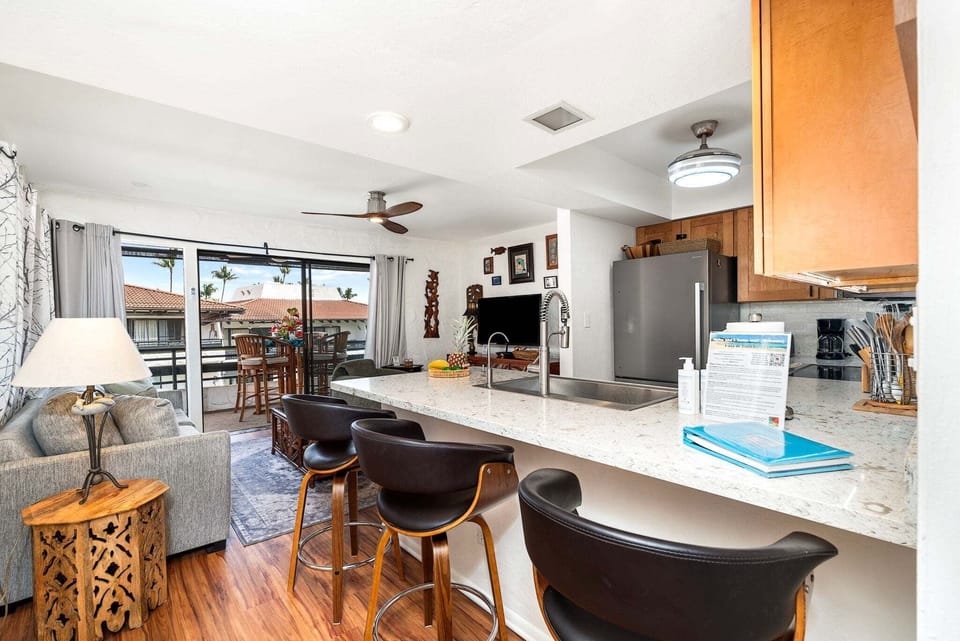 Condo, 1 King Bed with Sofa bed, Lanai, Partial Ocean View (Casa de Emdeko 321) | Interior