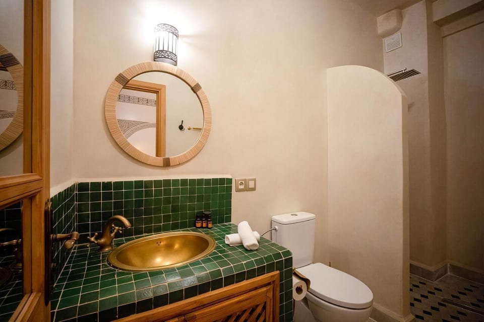 Deluxe Double Room | Bathroom | Shower, hair dryer, towels, soap