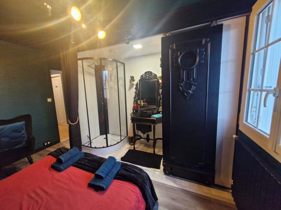 Comfort Double Room, Garden View (Les Nuits Victoriennes) | Desk, laptop workspace, soundproofing, WiFi (free)