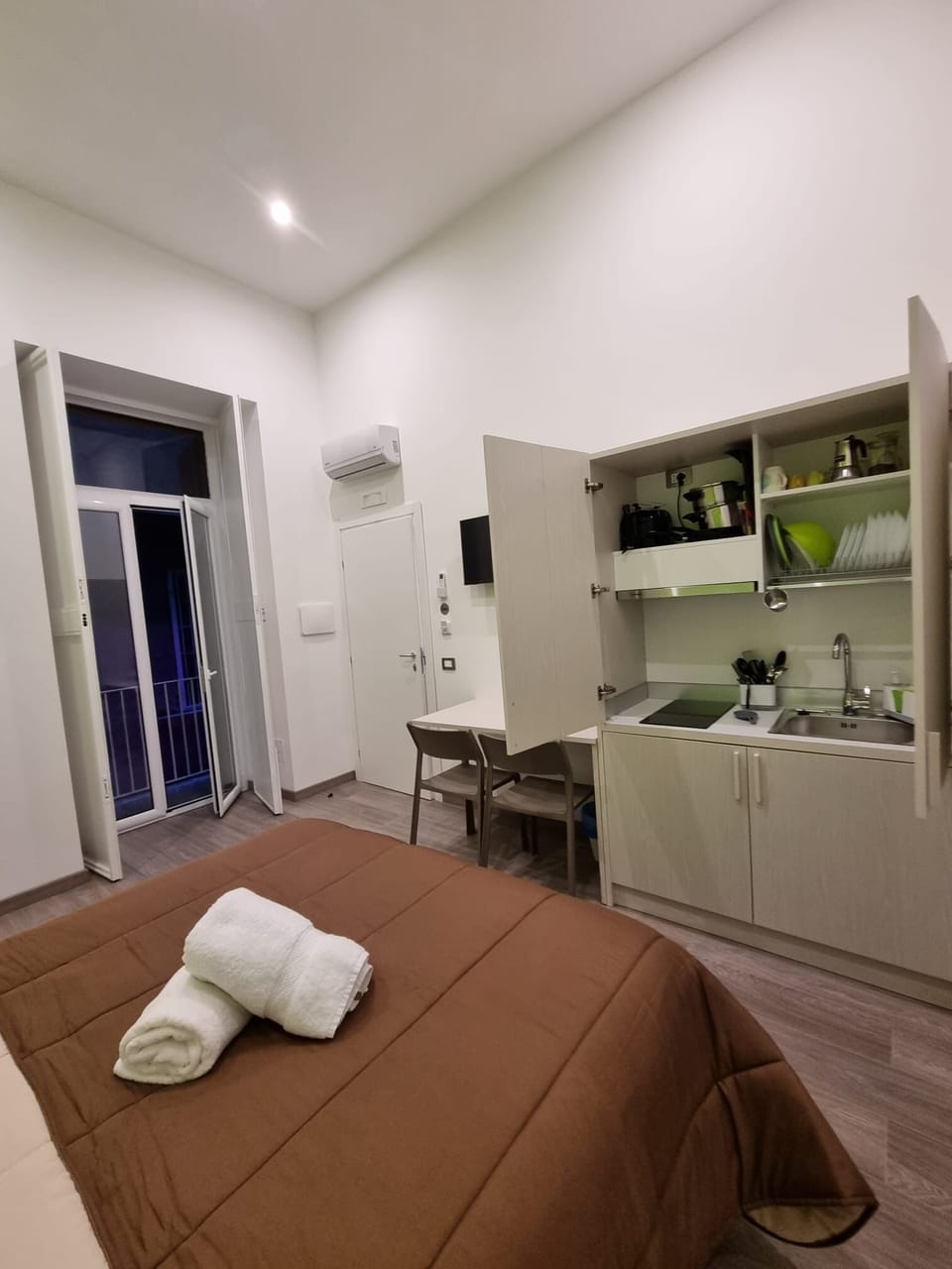 Double Room, 1 Double Bed, Private Bathroom | Private kitchen | Mini-fridge, stovetop, cookware/dishes/utensils
