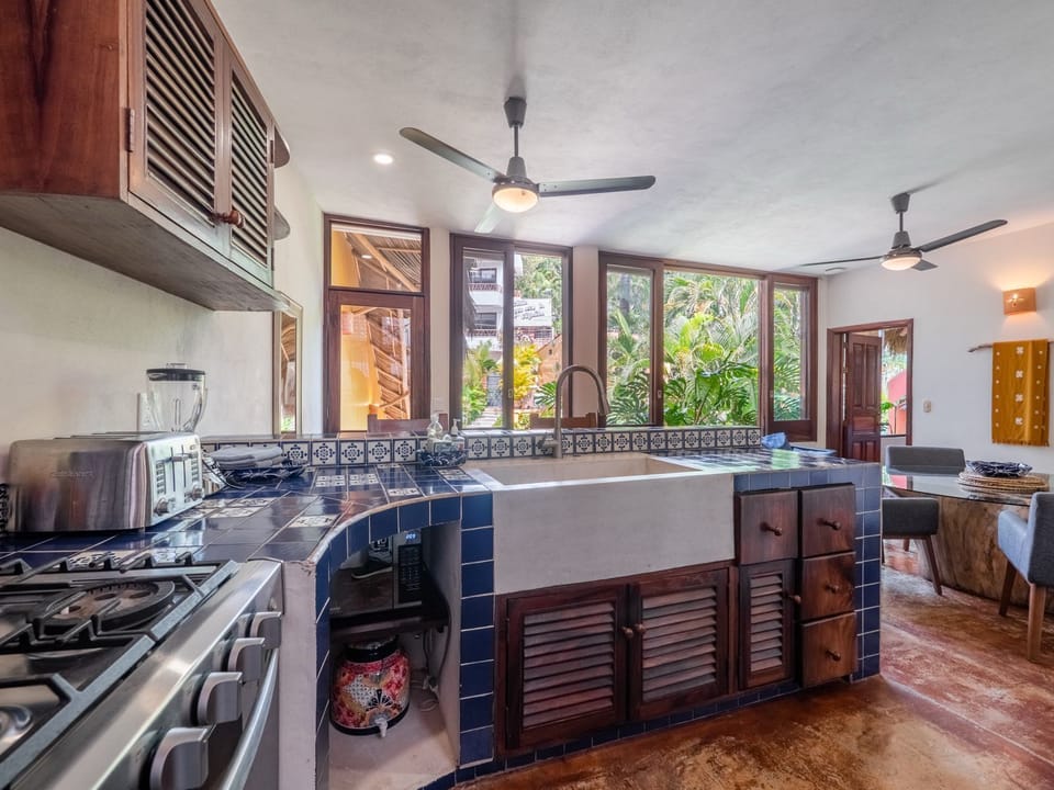 Villa Paraíso | Private kitchen | Full-size fridge, microwave, oven, stovetop