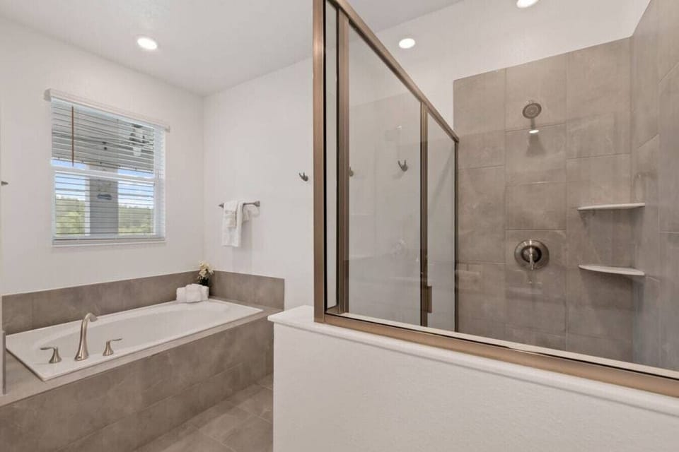 Top Luxury Villa Storey Lake Mins to Disney Villa in Kissimmee