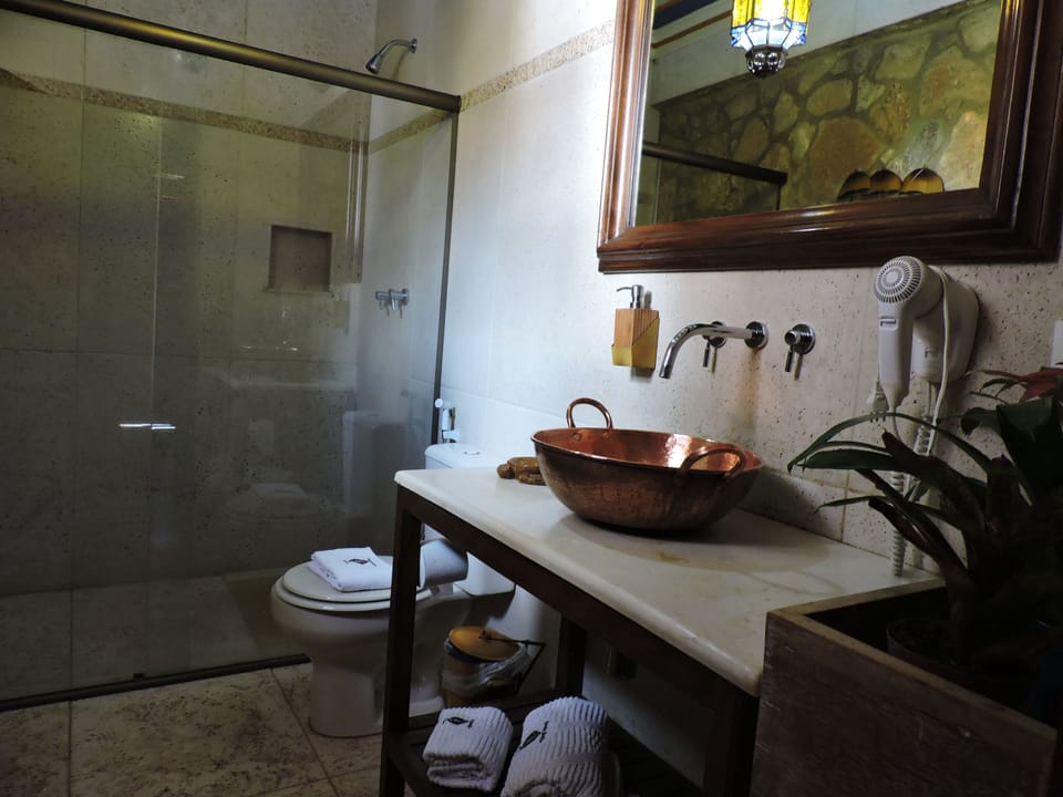 Double Room | Bathroom | Shower, free toiletries, hair dryer, towels