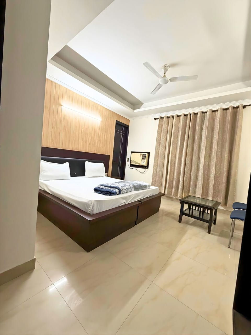 Laptop workspace, iron/ironing board, free WiFi, bed sheets
