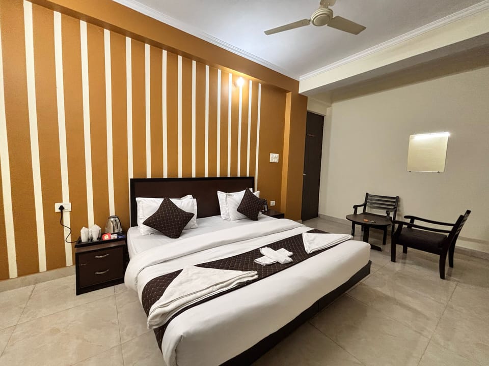 Deluxe Room, 1 King Bed, Balcony | Soundproofing, rollaway beds, free WiFi, bed sheets