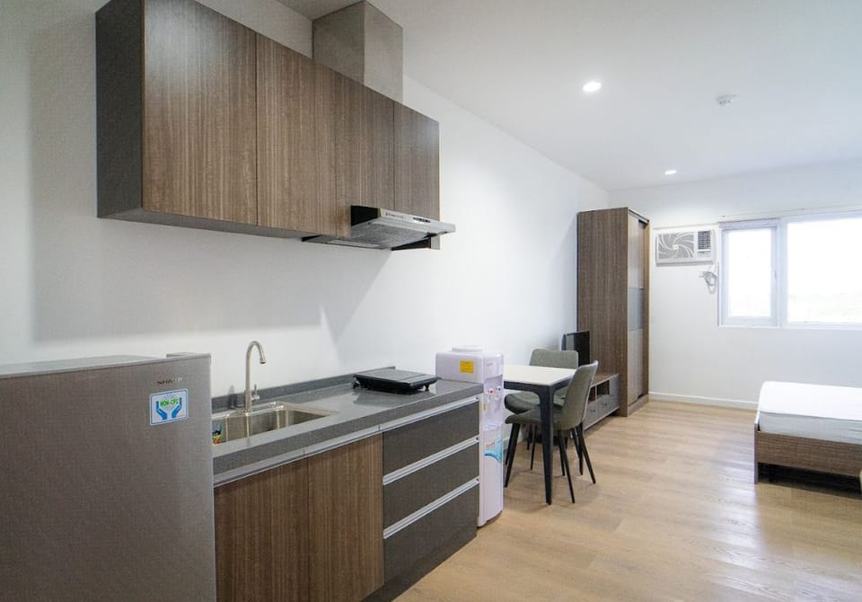 Standard Studio | Private kitchen | Mini-fridge, dining tables