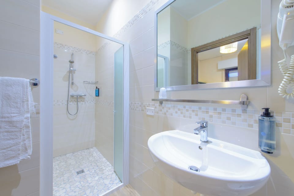 Standard Double Room, Balcony | Bathroom | Free toiletries, hair dryer, towels, soap