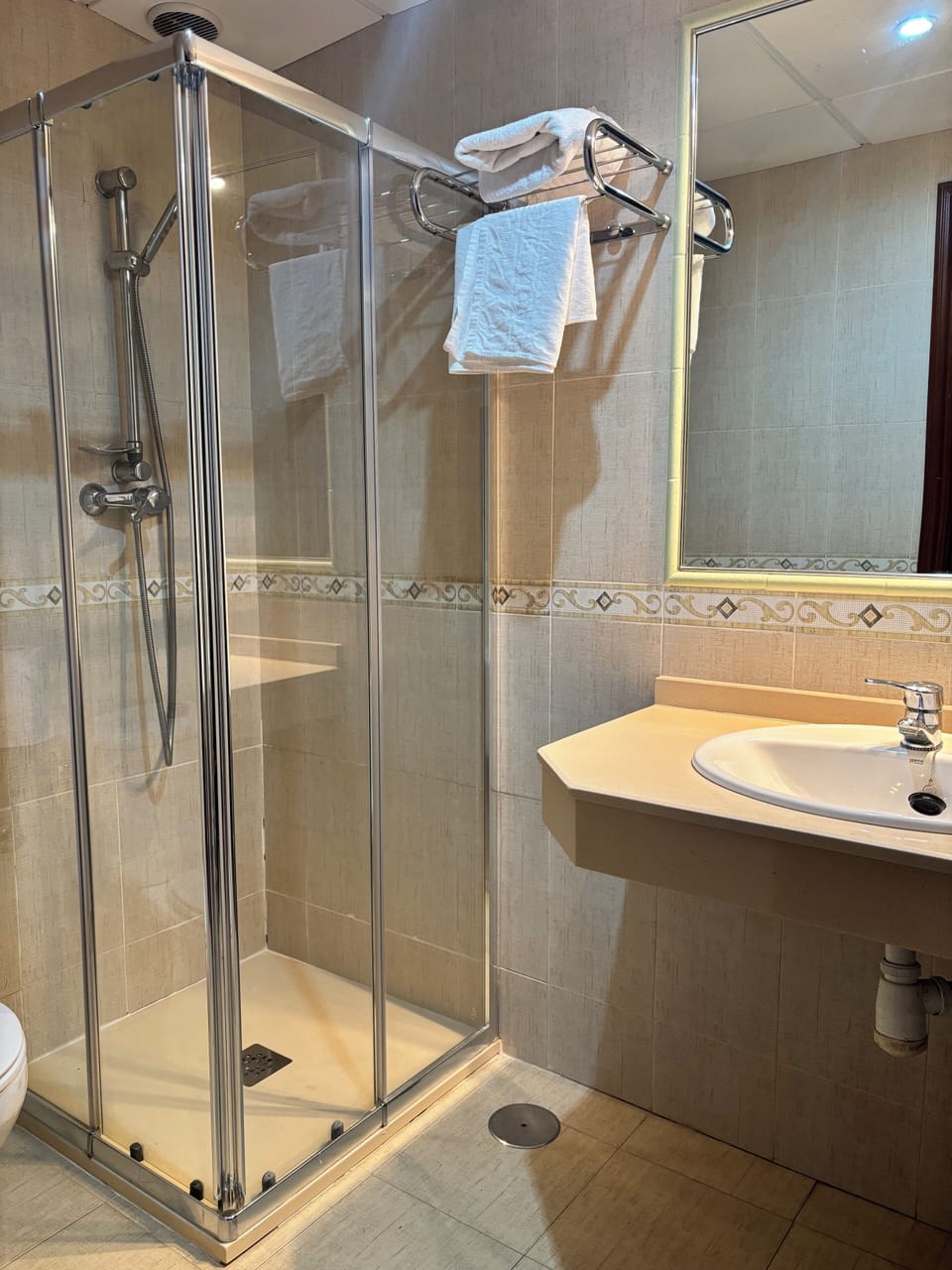 Basic Double Room | Bathroom