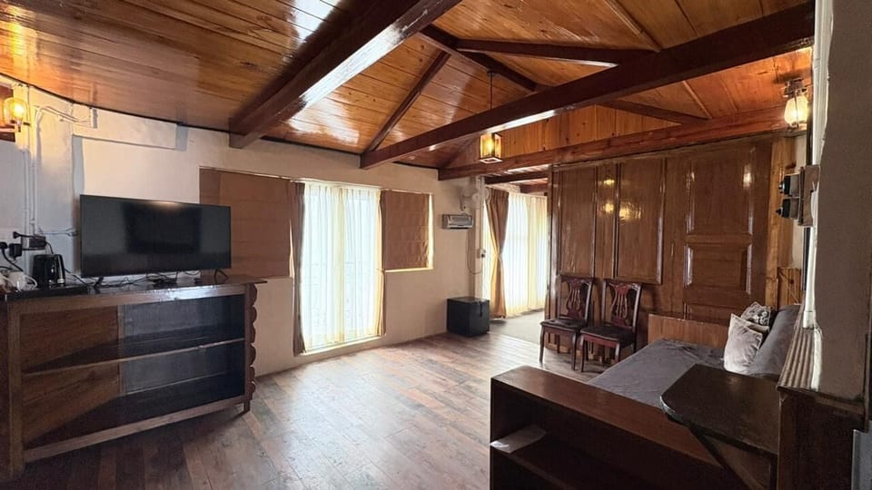Superior Room | Living area | TV