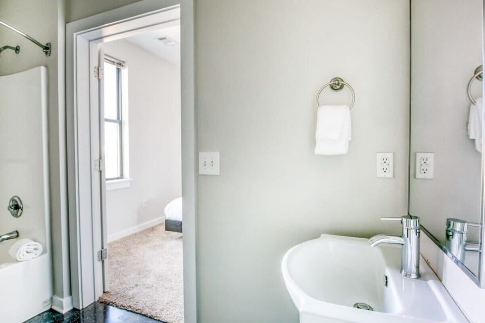 Deluxe Apartment | Bathroom | Free toiletries, hair dryer, towels